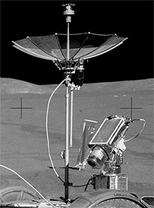 Photo NASA: Caméra TV d’Apollo 15 et antenne à gain élevé connectées au véhicule mobile lunaire.
