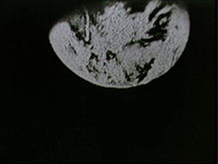 Photo NASA: La Terre vue le 23 décembre 1968 lors de la retransmission télévisée en direct à partir d’ Apollo 8 par une caméra RCA